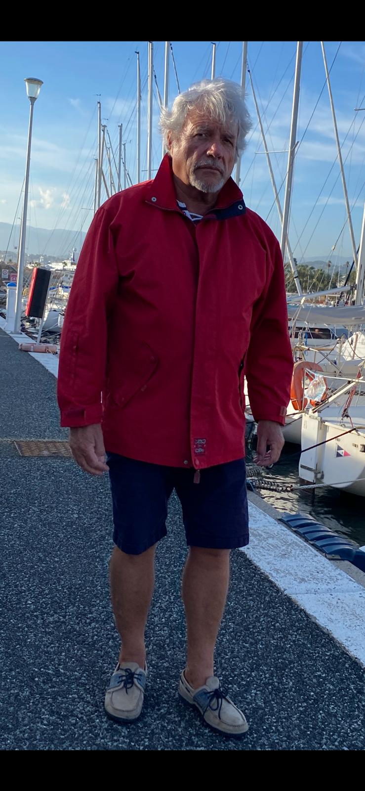 Marc Benech en parka sur un port de plaisance