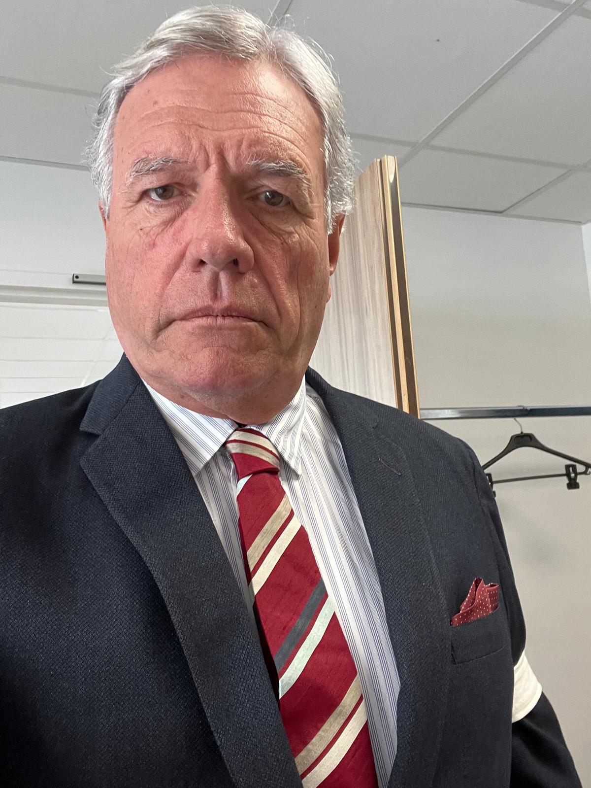 Marc Benech en costume et cravate