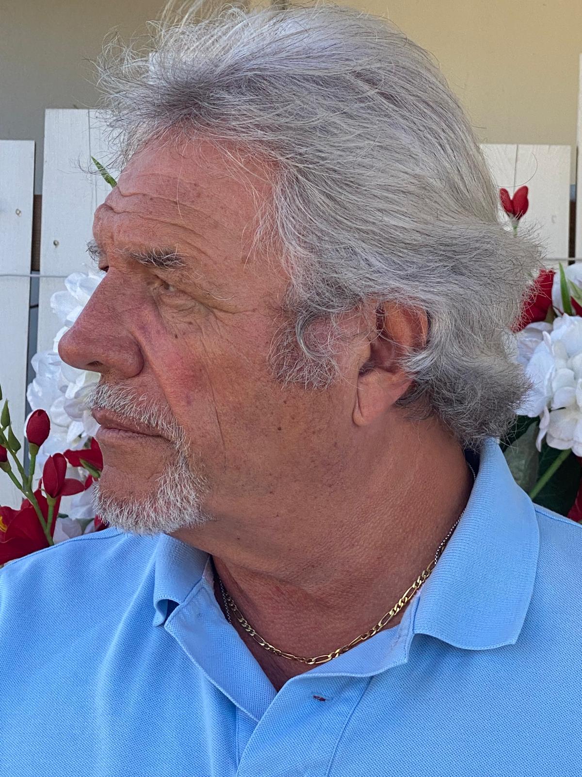 Profil gauche de Marc Benech